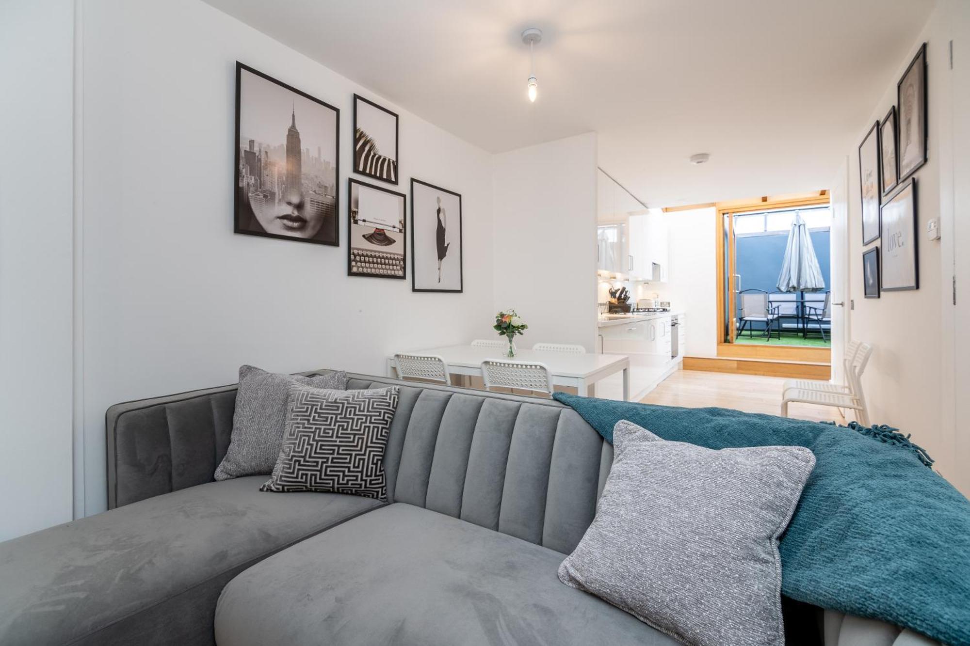 The Deluxe Barbican Duplex Лондон Екстериор снимка